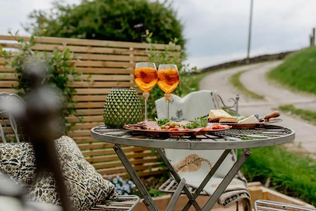 Sunny Luxurious 2 Bedroom Holiday Cottage Embsay